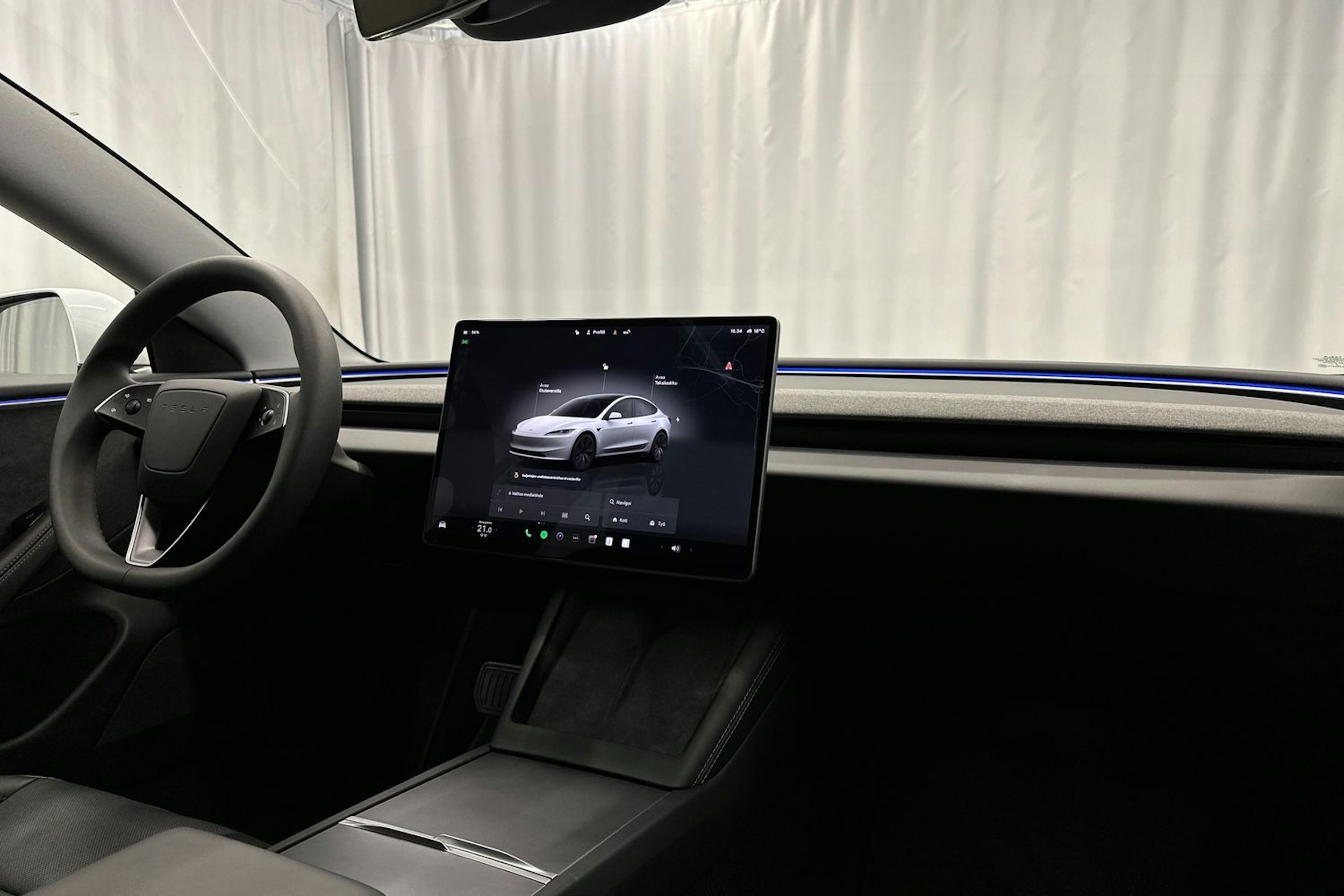 valkoinen Tesla Model 3 2024 kuva 23.