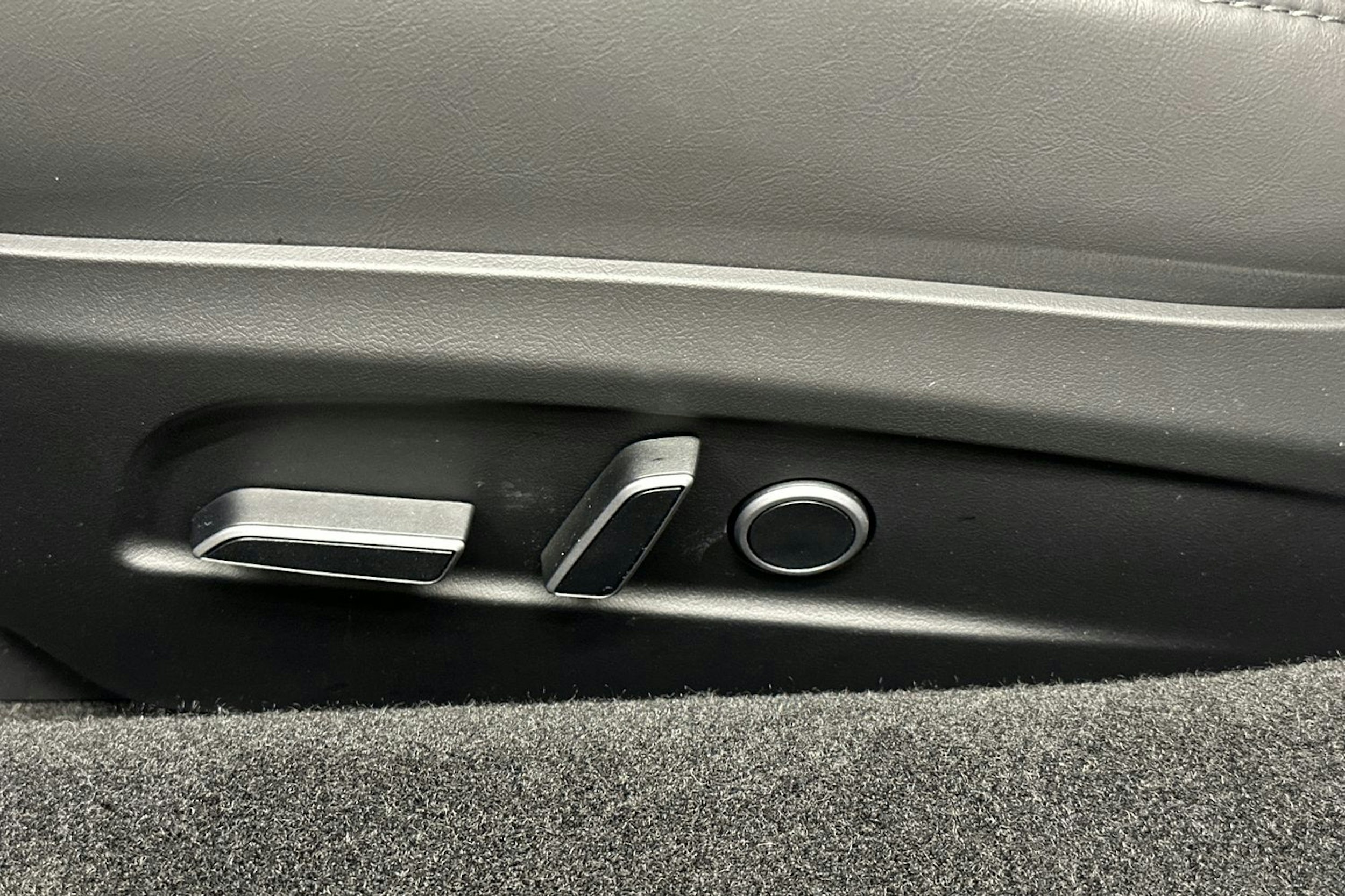 valkoinen Tesla Model 3 2024 kuva 24.