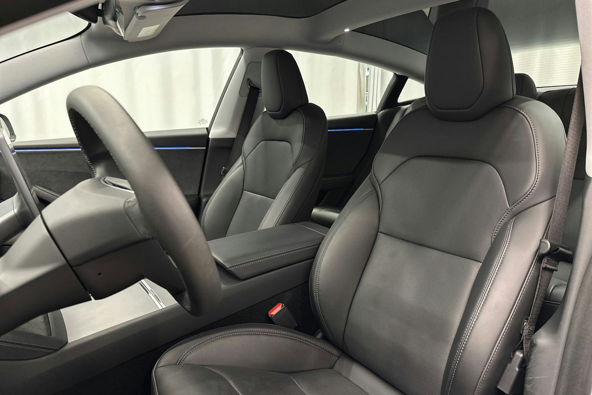 valkoinen Tesla Model 3 2024 kuva 25.