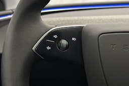 valkoinen Tesla Model 3 2024 kuva 26.