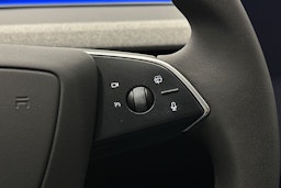 valkoinen Tesla Model 3 2024 kuva 27.