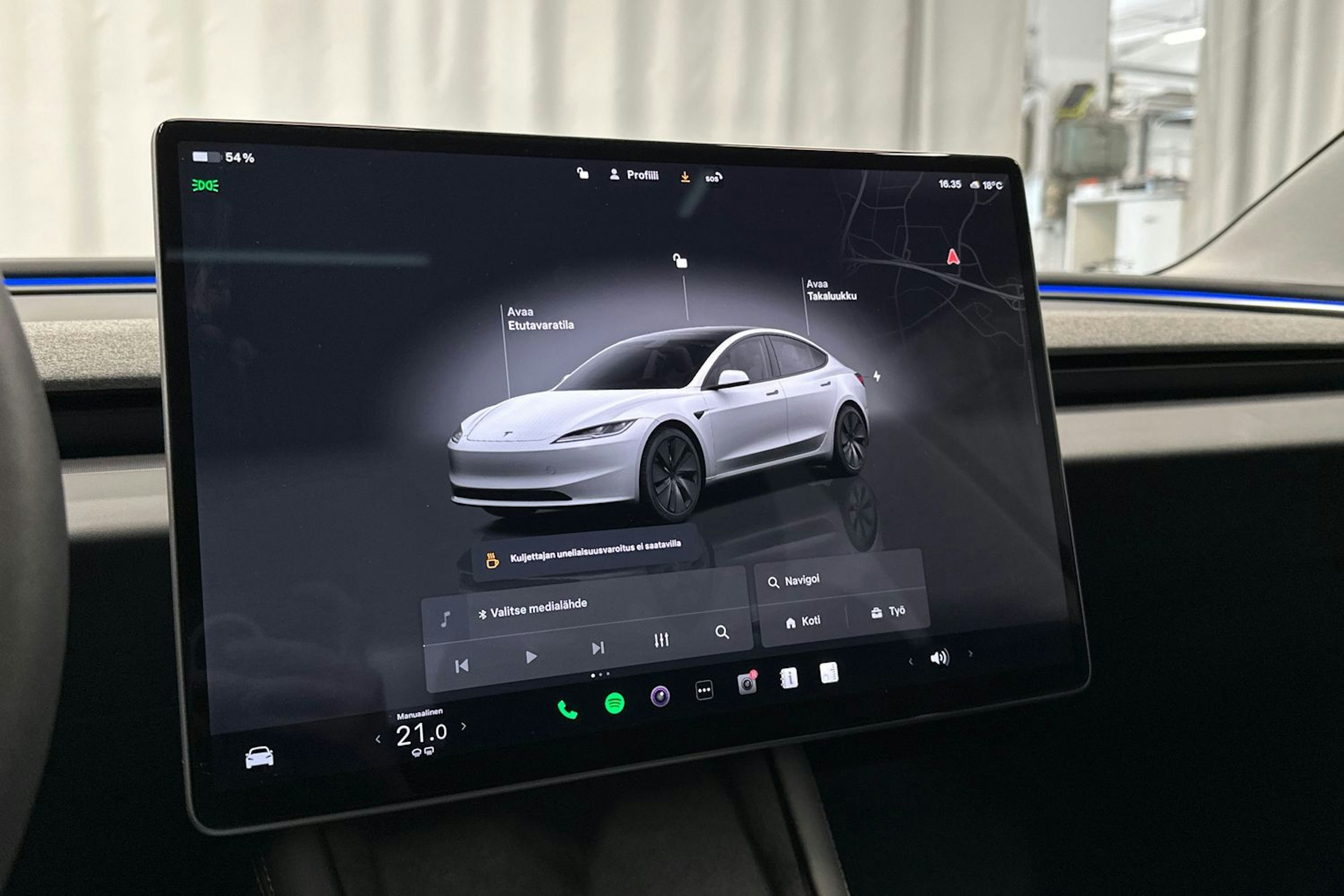 valkoinen Tesla Model 3 2024 kuva 28.