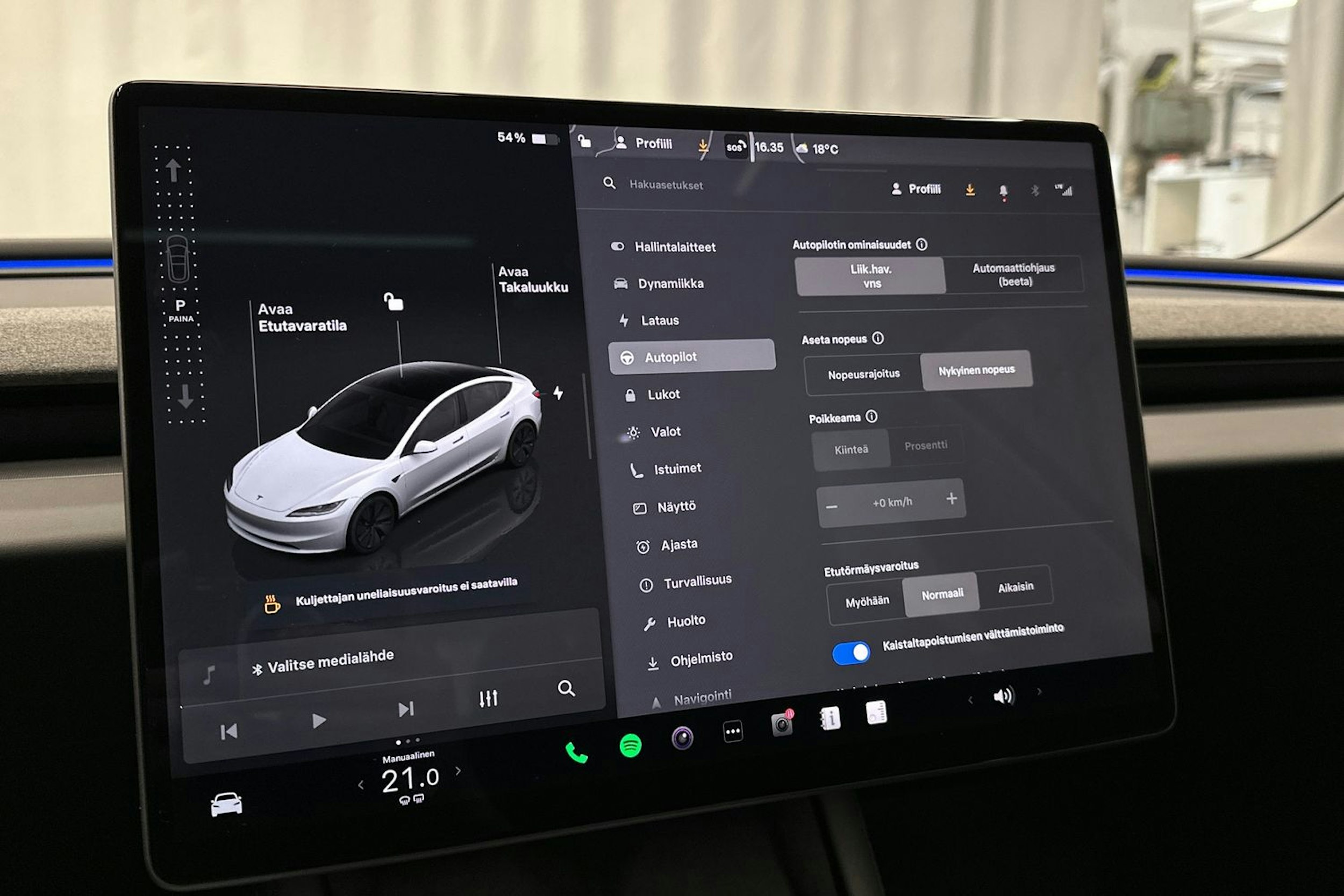 valkoinen Tesla Model 3 2024 kuva 29.