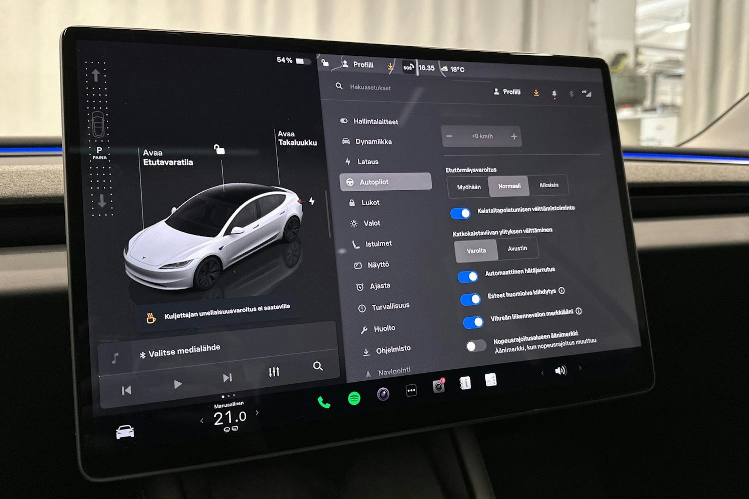 valkoinen Tesla Model 3 2024 kuva 30.
