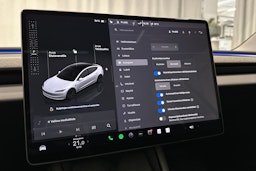 valkoinen Tesla Model 3 2024 kuva 30.