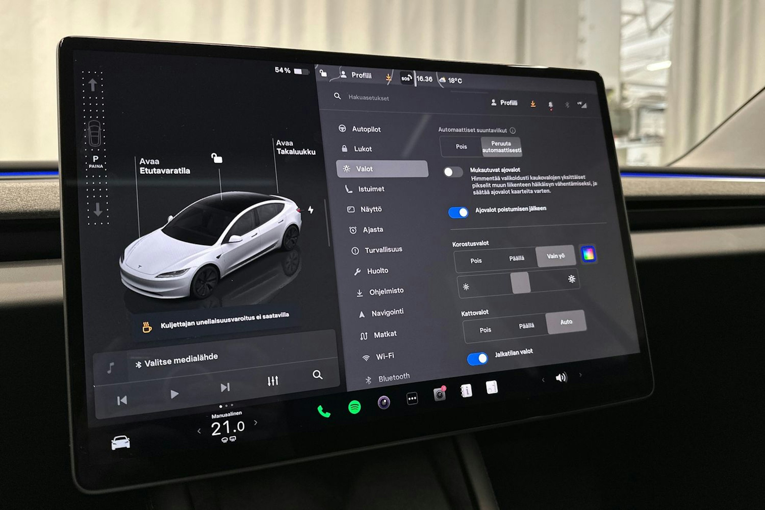 valkoinen Tesla Model 3 2024 kuva 31.
