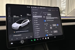 valkoinen Tesla Model 3 2024 kuva 31.