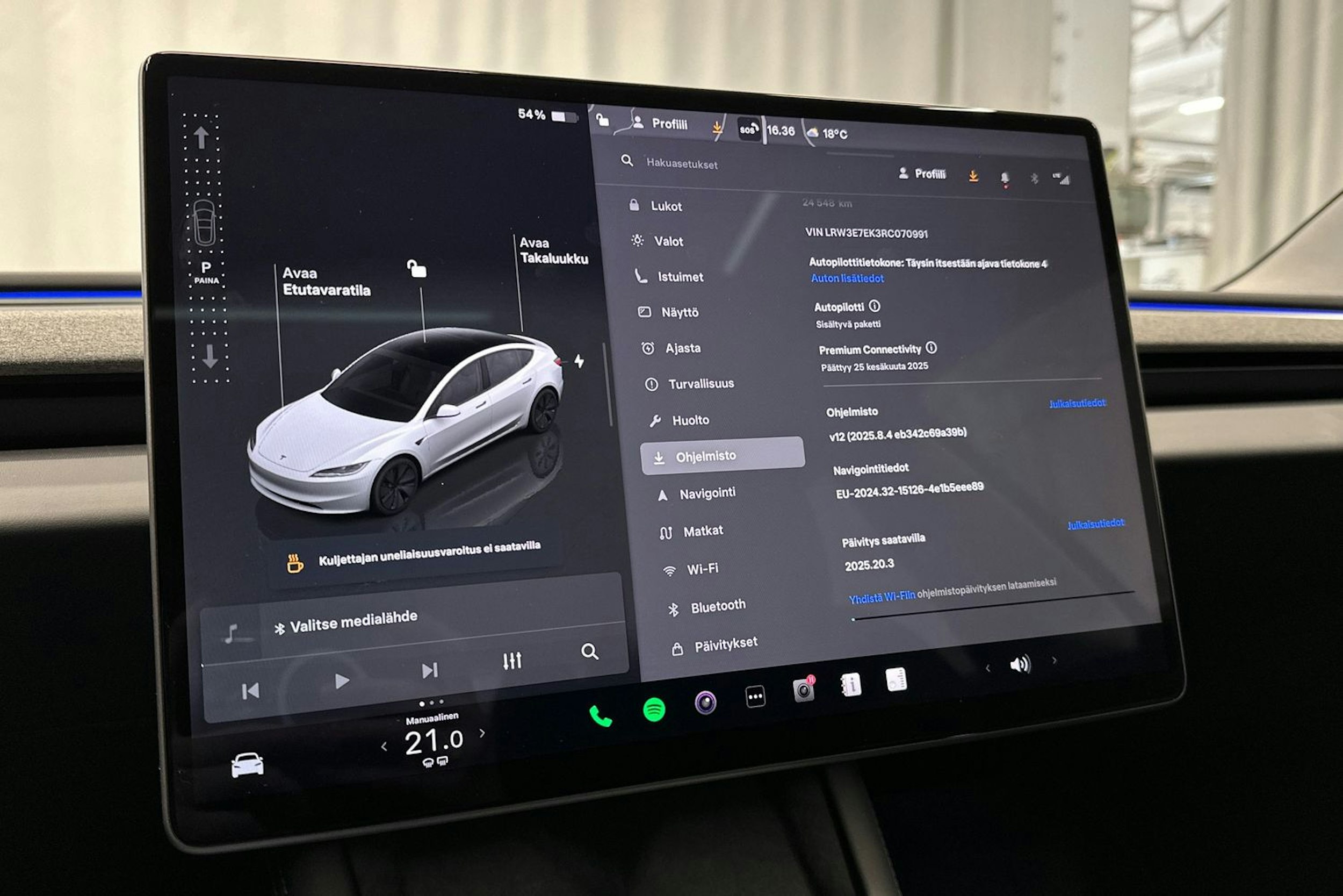 valkoinen Tesla Model 3 2024 kuva 32.