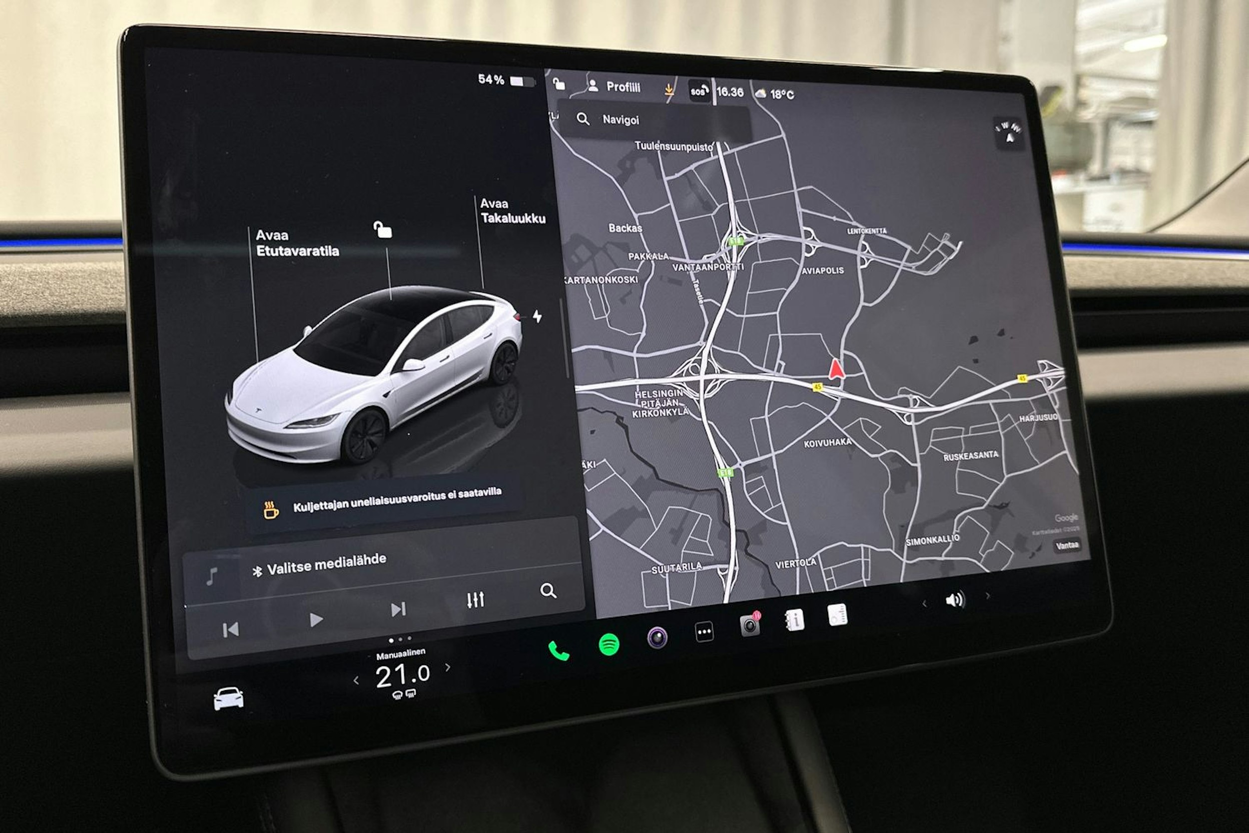 valkoinen Tesla Model 3 2024 kuva 33.