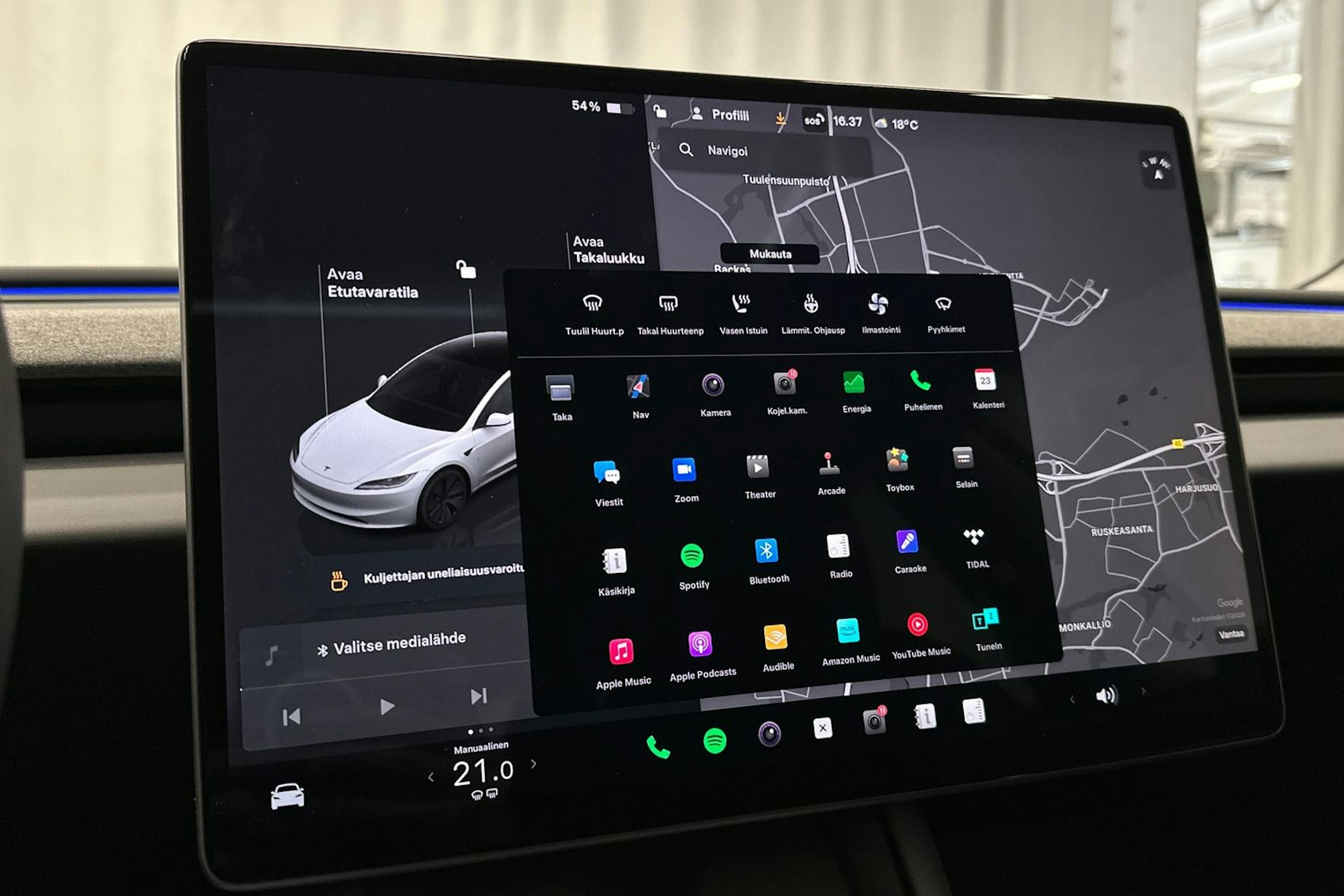 valkoinen Tesla Model 3 2024 kuva 34.