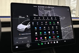 valkoinen Tesla Model 3 2024 kuva 34.
