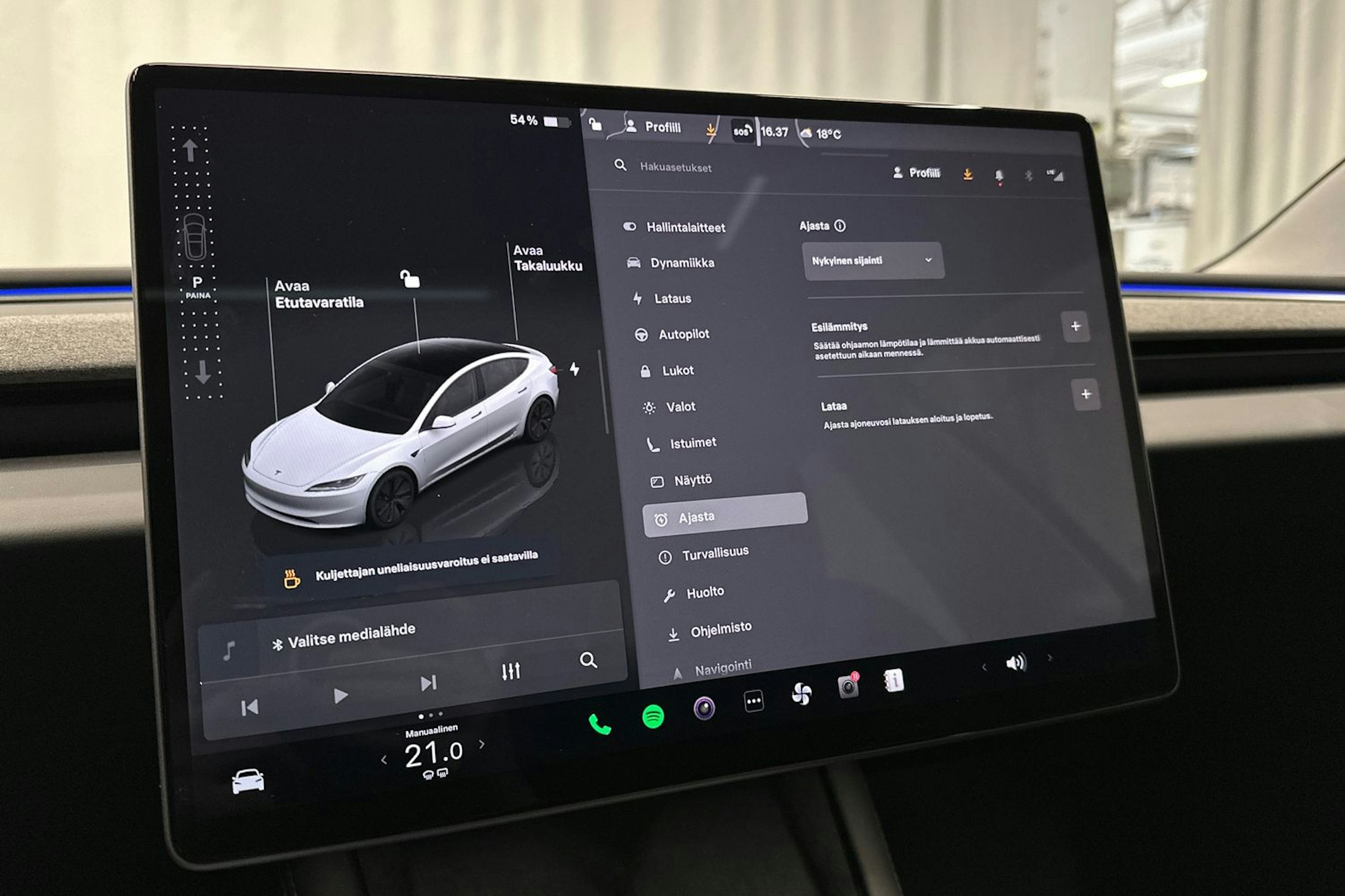 valkoinen Tesla Model 3 2024 kuva 35.