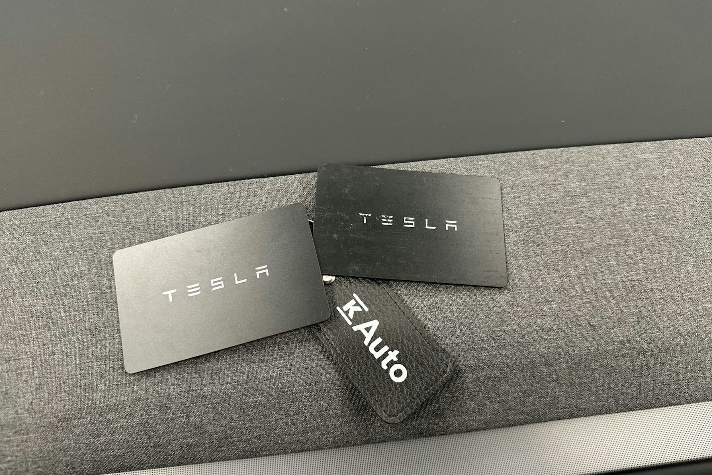 valkoinen Tesla Model 3 2024 kuva 37.