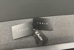 valkoinen Tesla Model 3 2024 kuva 37.