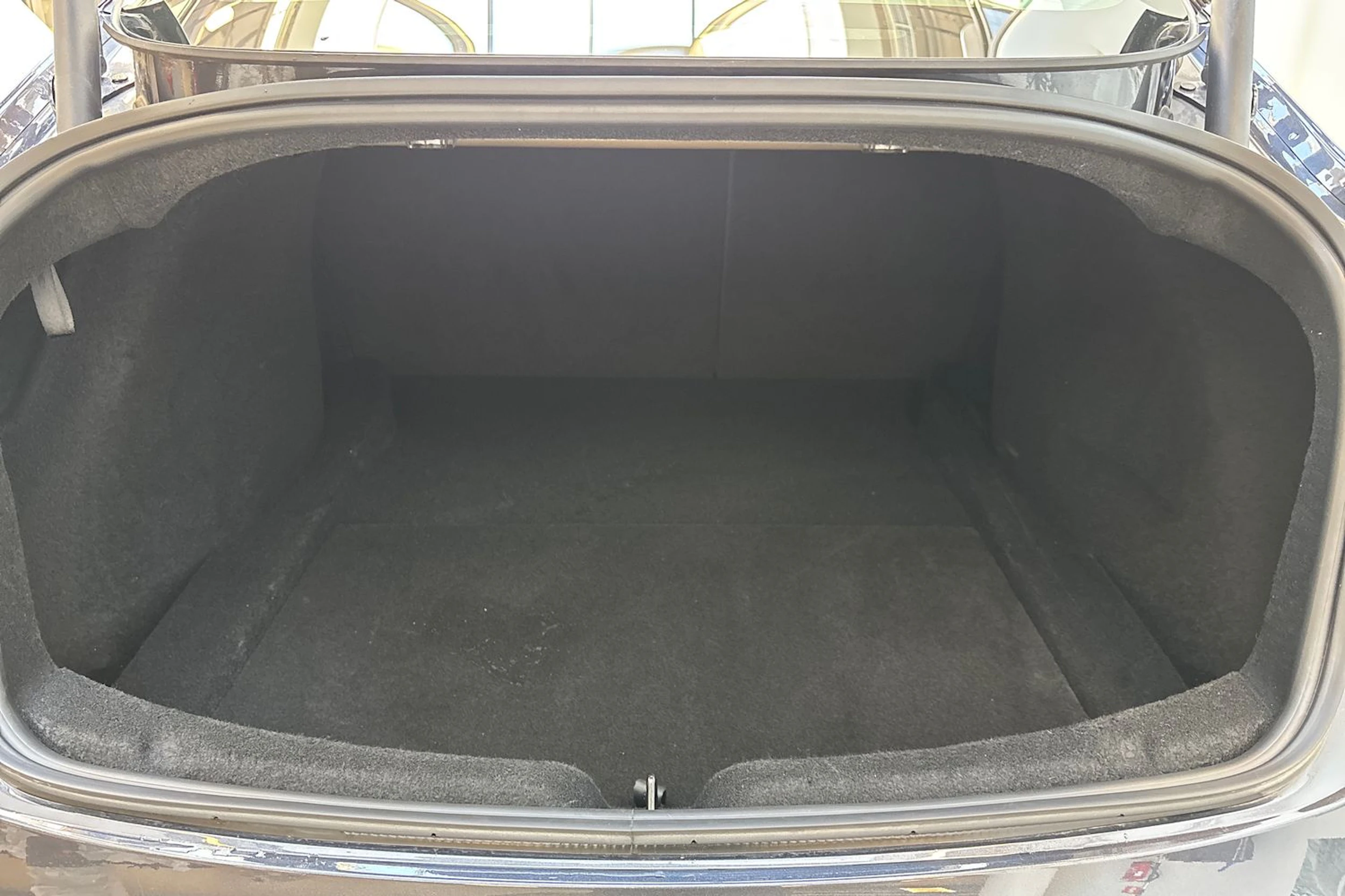 harmaa Tesla Model 3 2024 kuva 12.