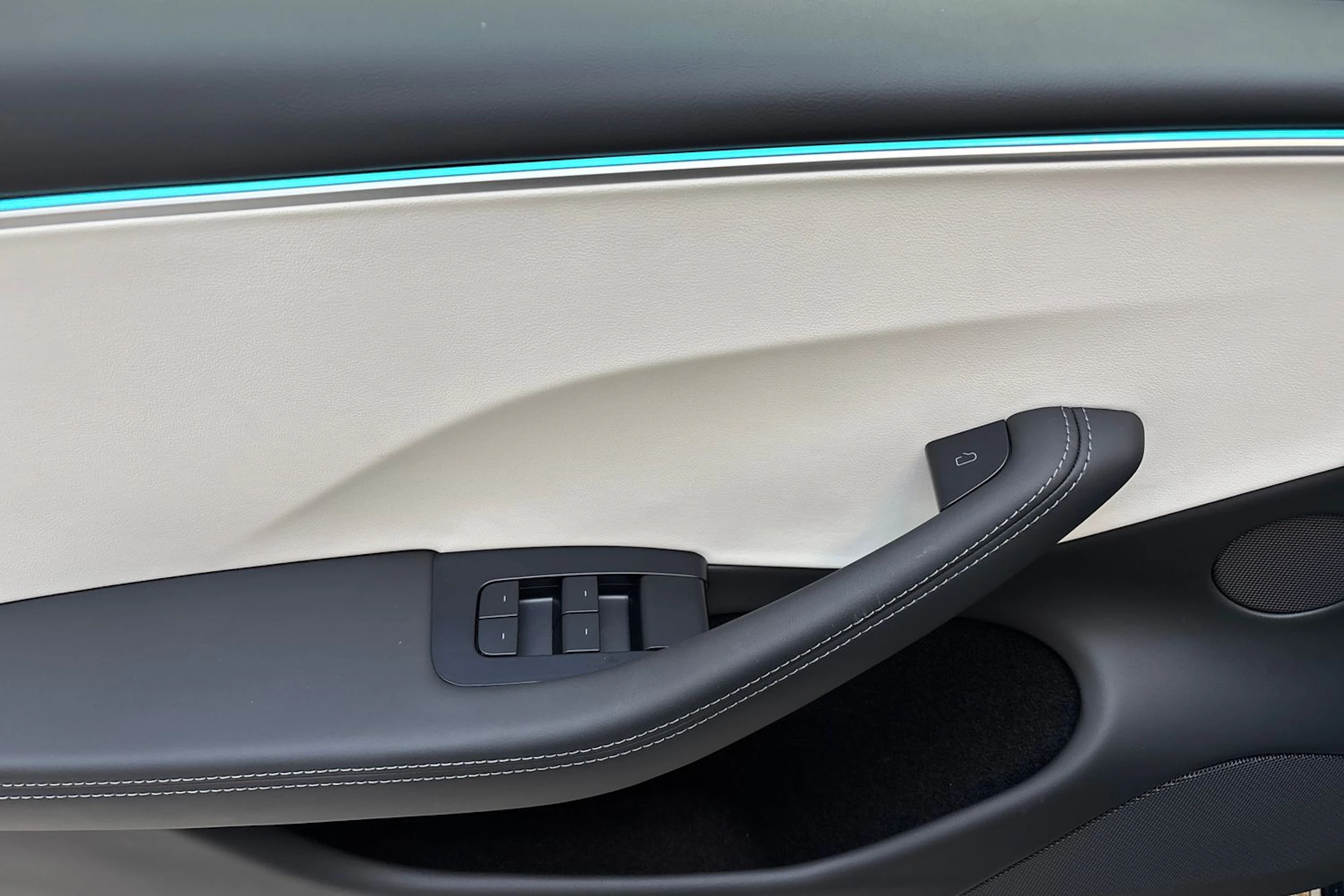 harmaa Tesla Model 3 2024 kuva 15.