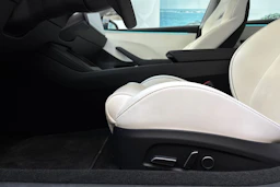 harmaa Tesla Model 3 2024 kuva 17.