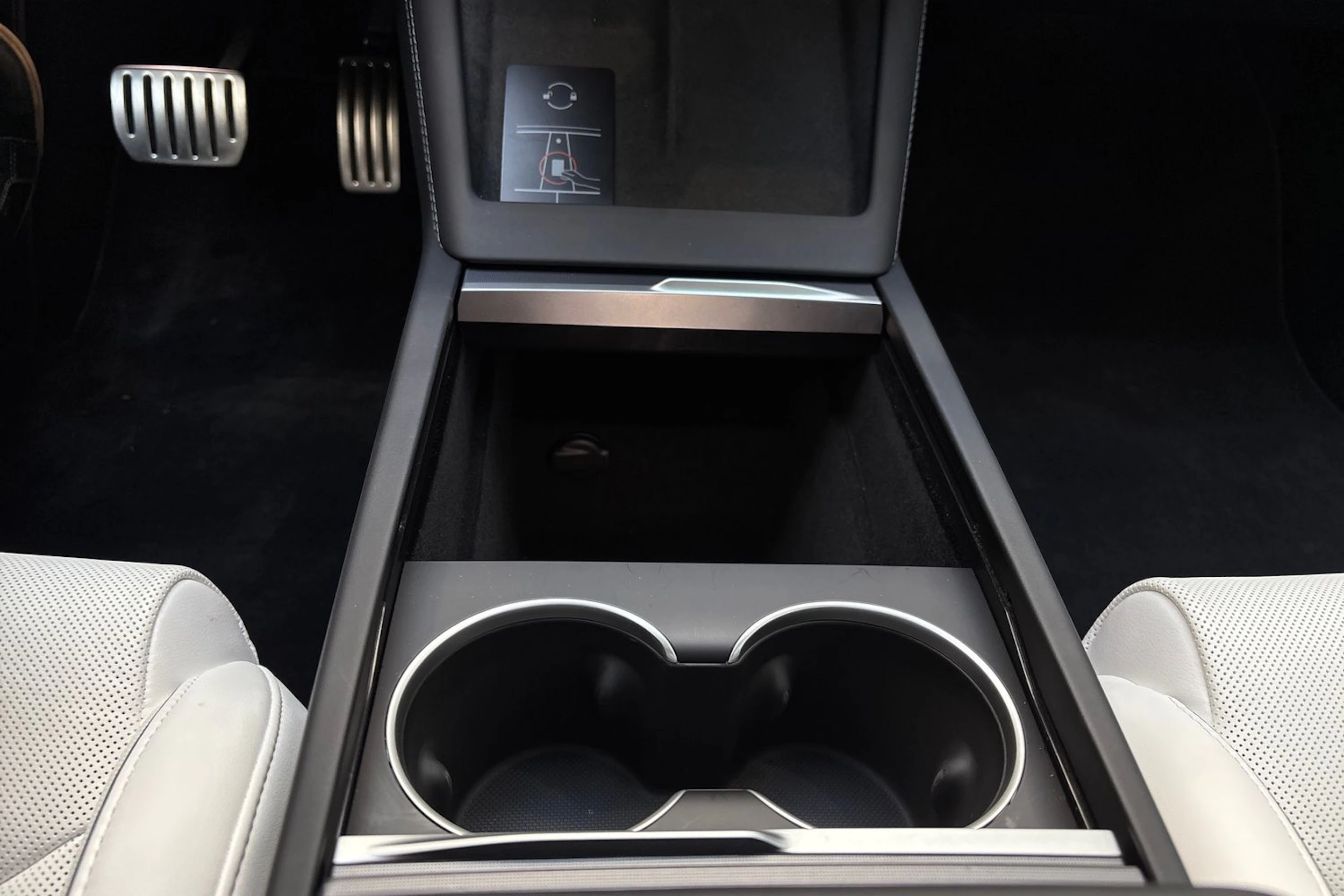 harmaa Tesla Model 3 2024 kuva 24.