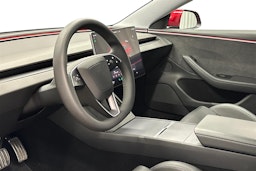 punainen Tesla Model 3 2024 kuva 6.