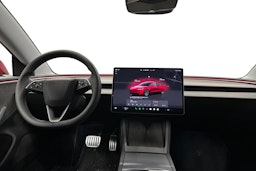 punainen Tesla Model 3 2024 kuva 7.