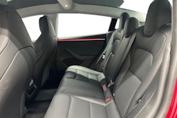 punainen Tesla Model 3 2024 kuva 8.