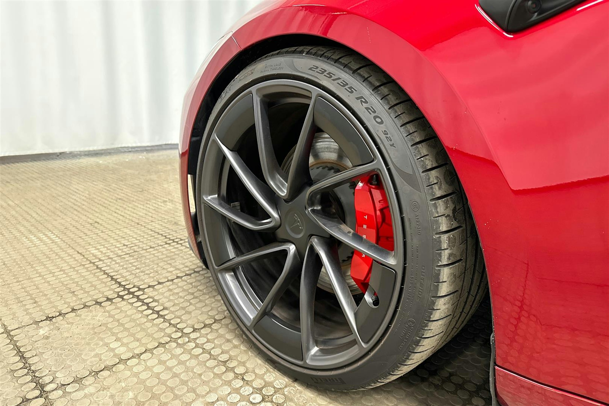 punainen Tesla Model 3 2024 kuva 9.