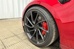 punainen Tesla Model 3 2024 kuva 9.