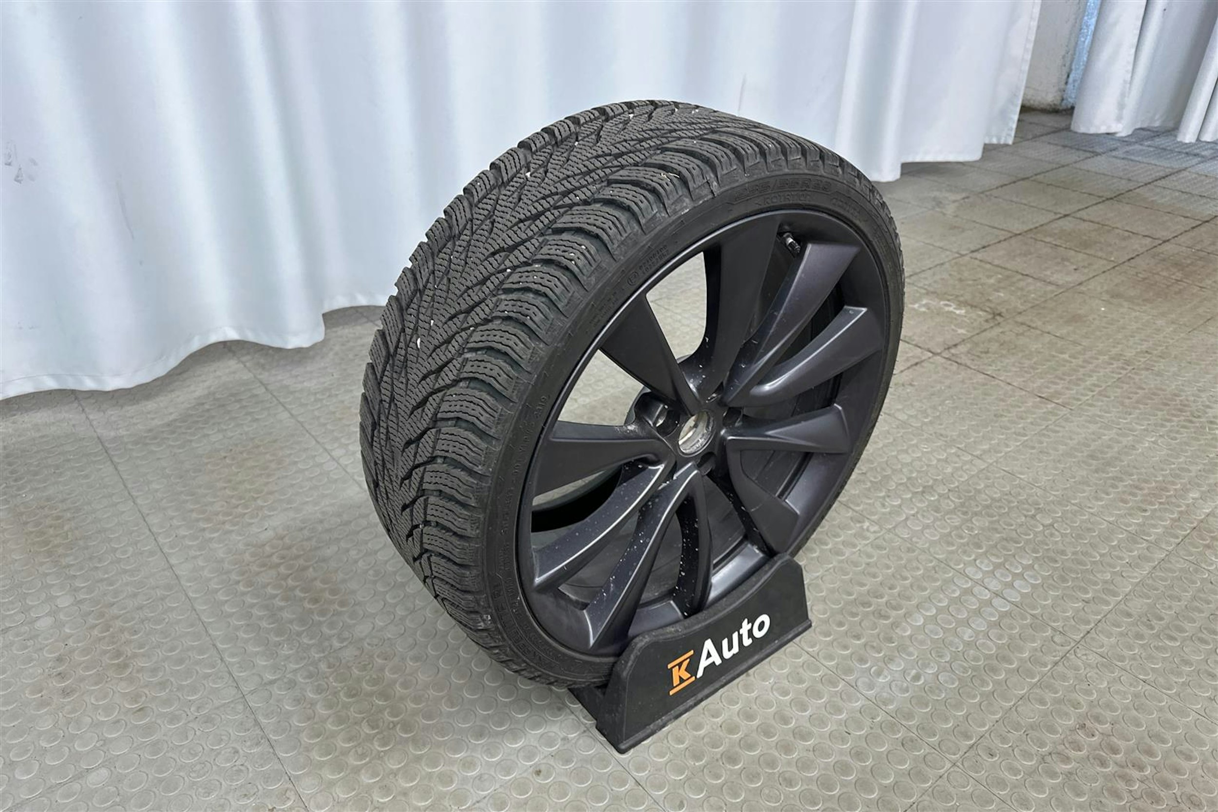 punainen Tesla Model 3 2024 kuva 10.