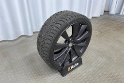punainen Tesla Model 3 2024 kuva 10.