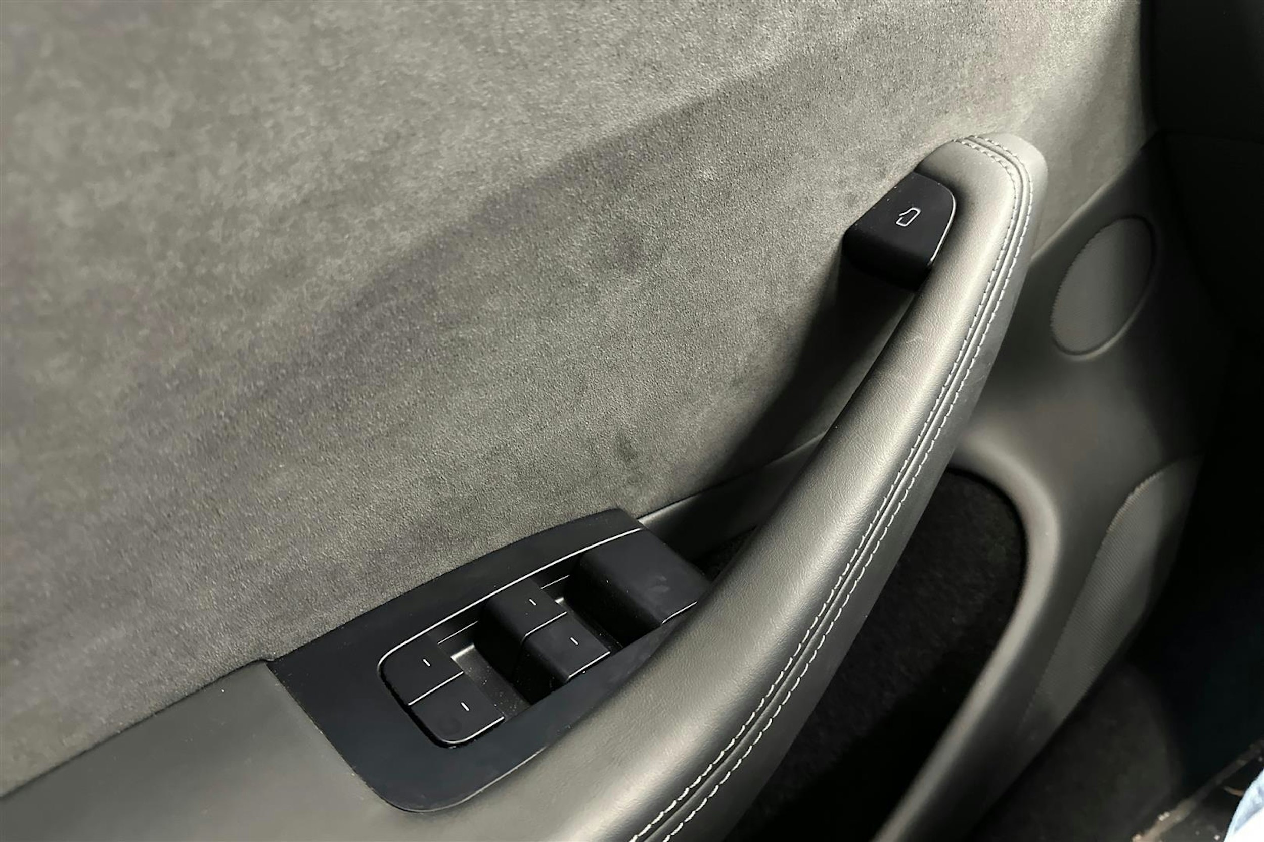 punainen Tesla Model 3 2024 kuva 11.
