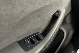 punainen Tesla Model 3 2024 kuva 11.