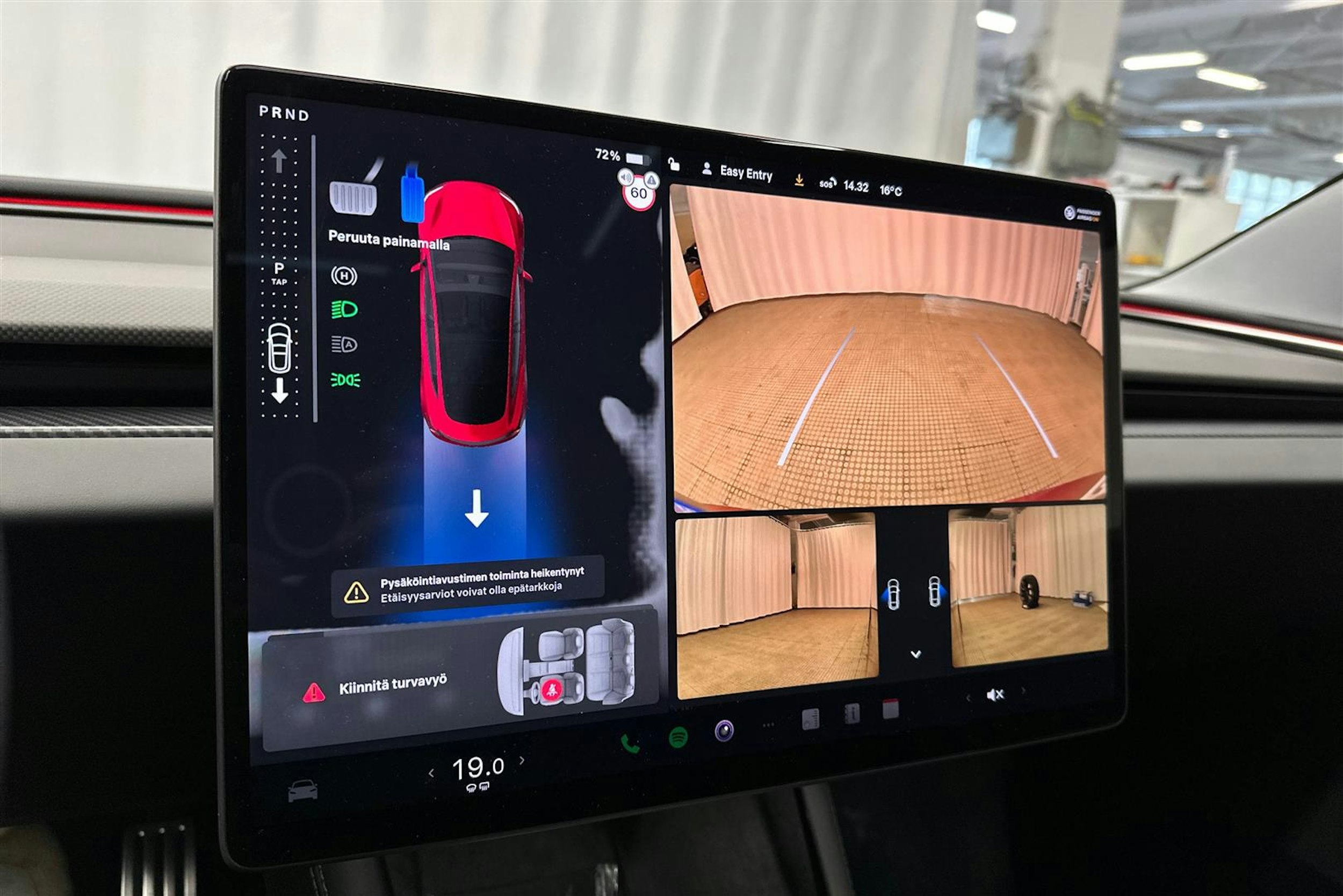 punainen Tesla Model 3 2024 kuva 12.
