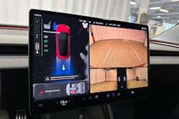 punainen Tesla Model 3 2024 kuva 12.