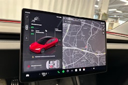 punainen Tesla Model 3 2024 kuva 13.