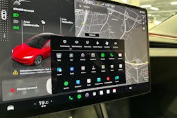 punainen Tesla Model 3 2024 kuva 14.