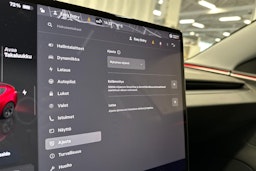 punainen Tesla Model 3 2024 kuva 15.