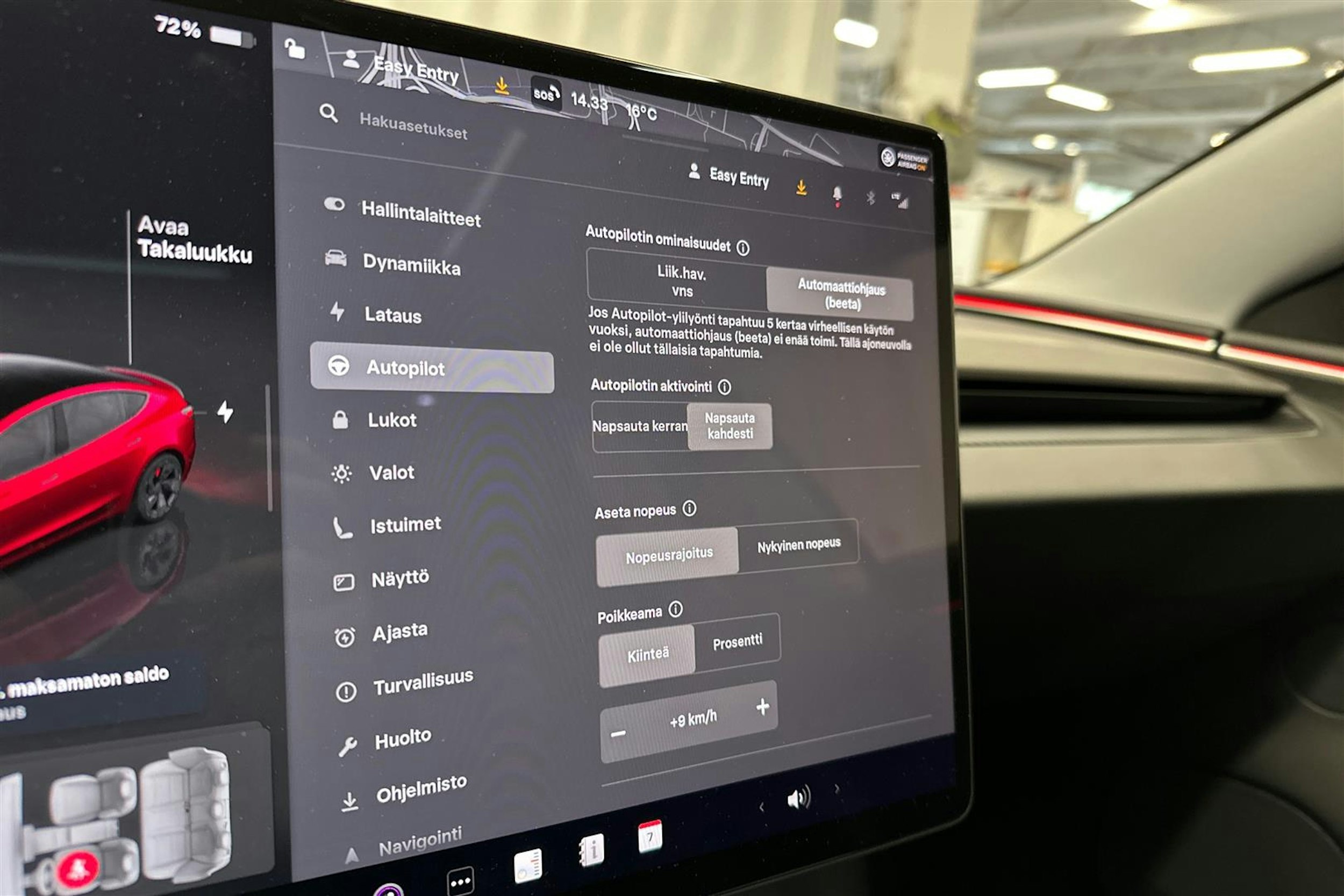 punainen Tesla Model 3 2024 kuva 16.