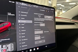 punainen Tesla Model 3 2024 kuva 16.