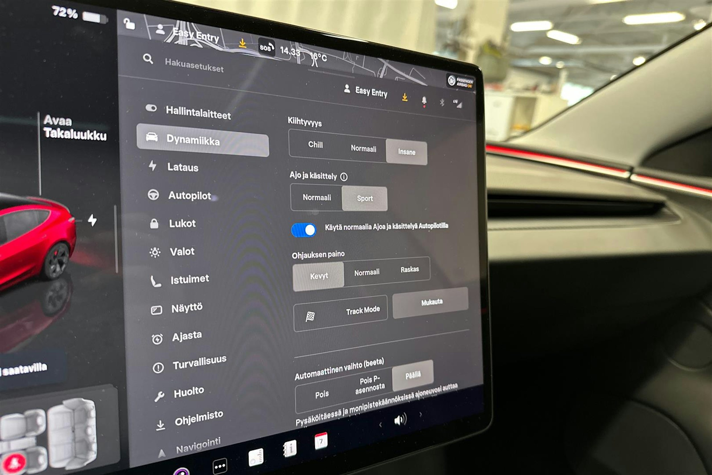 punainen Tesla Model 3 2024 kuva 17.