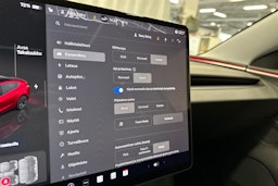 punainen Tesla Model 3 2024 kuva 17.