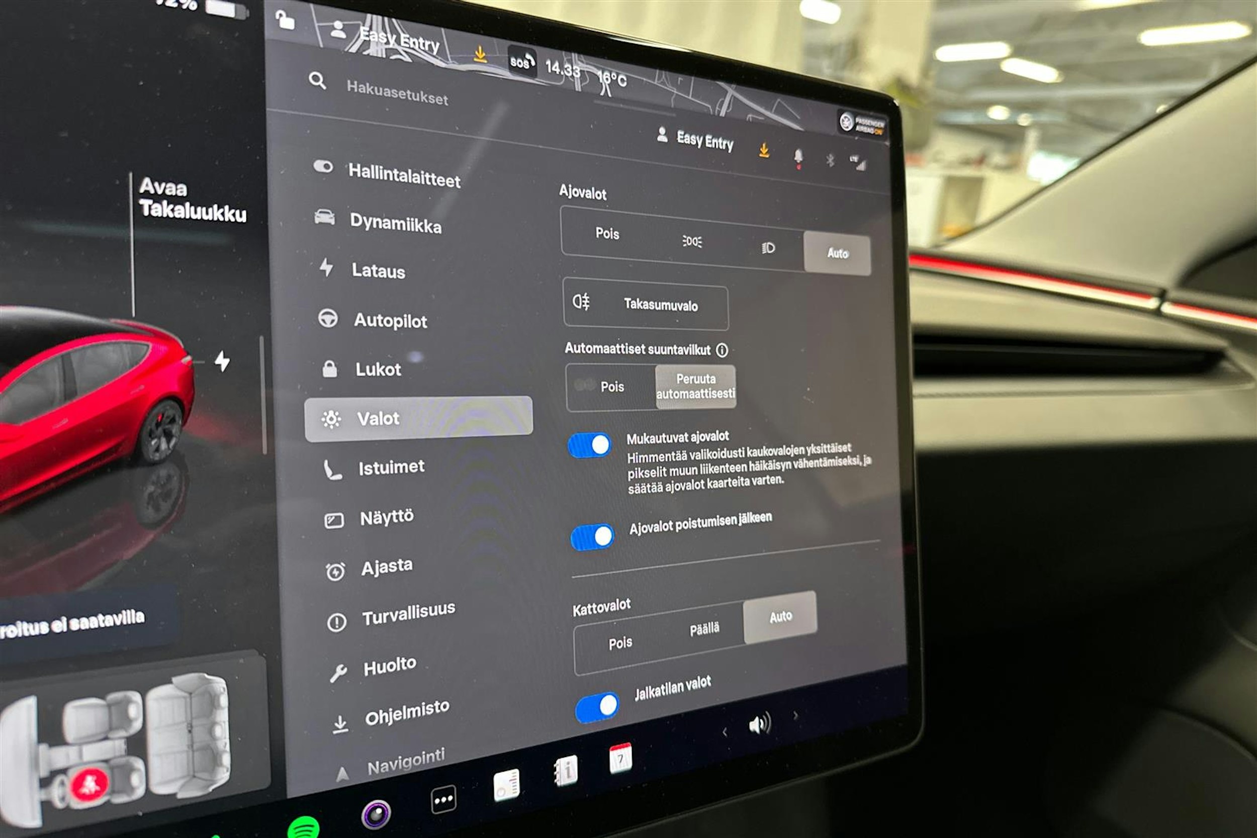 punainen Tesla Model 3 2024 kuva 18.