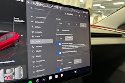 punainen Tesla Model 3 2024 kuva 18.