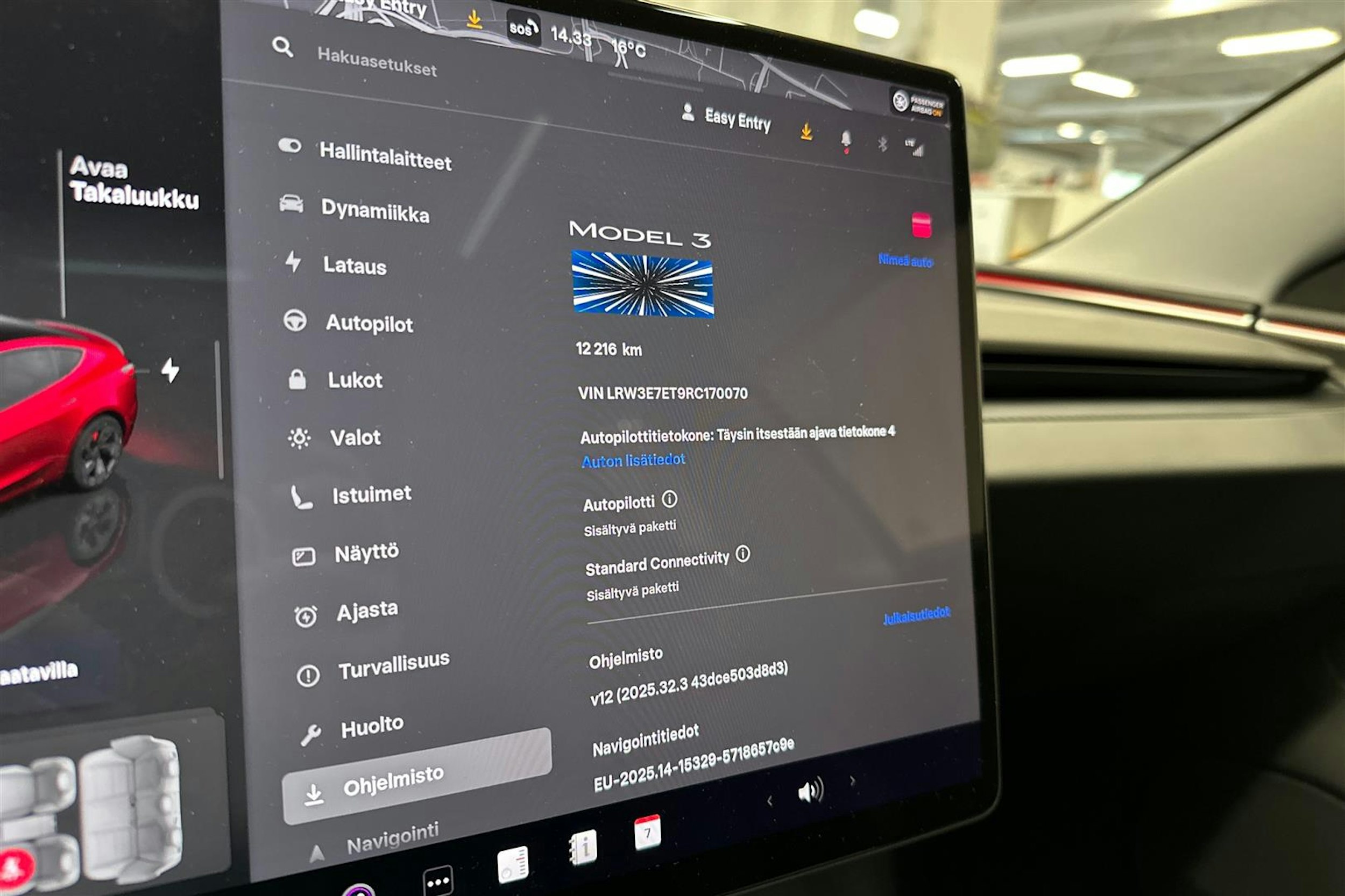 punainen Tesla Model 3 2024 kuva 19.