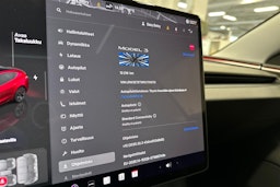 punainen Tesla Model 3 2024 kuva 19.