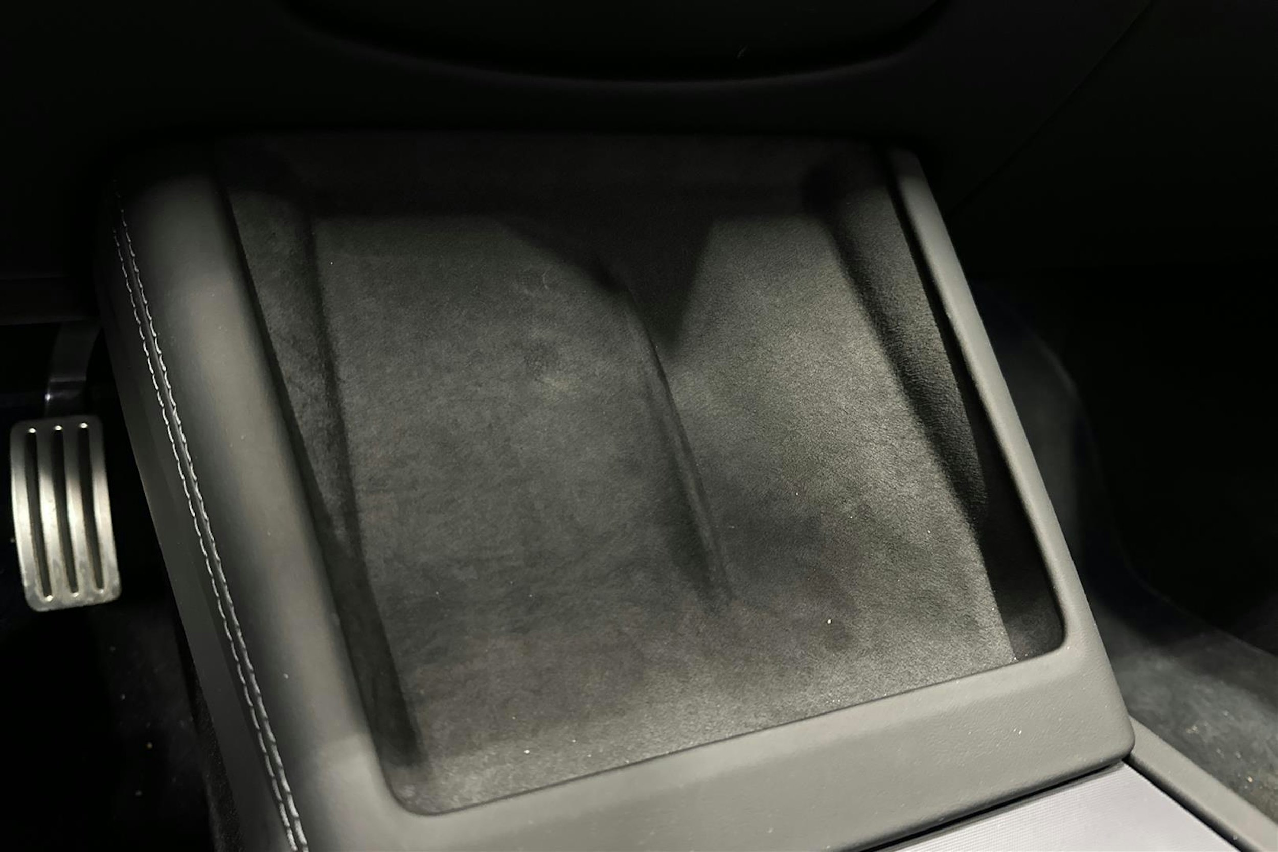punainen Tesla Model 3 2024 kuva 21.