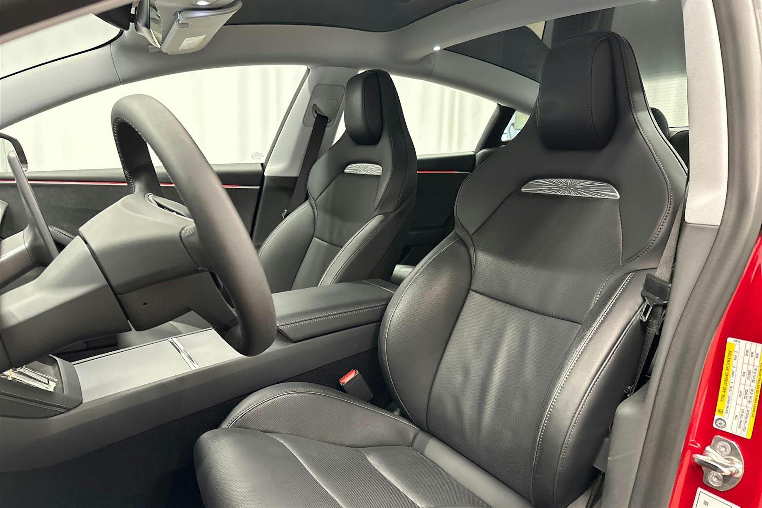 punainen Tesla Model 3 2024 kuva 22.