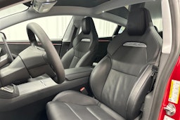 punainen Tesla Model 3 2024 kuva 22.