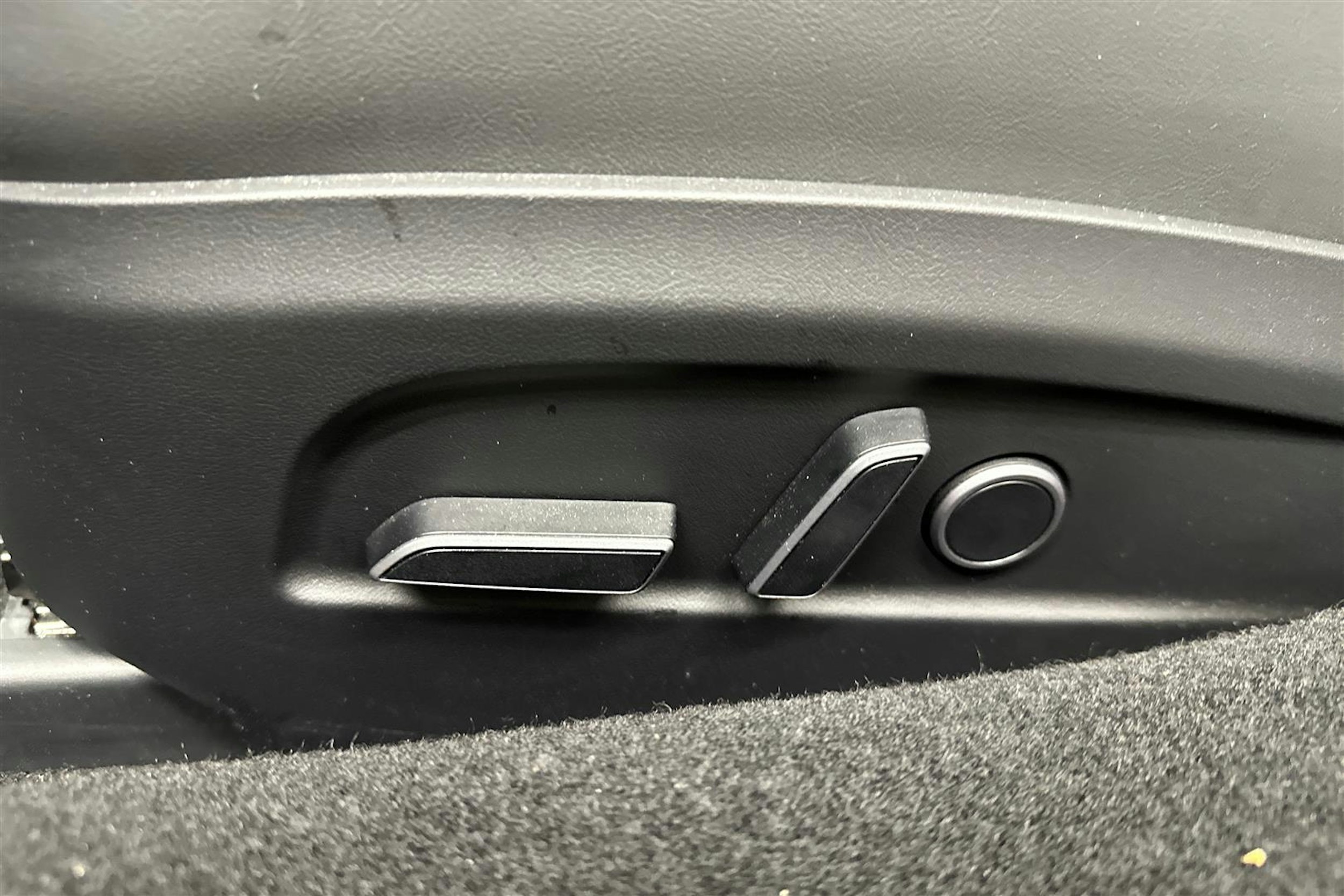 punainen Tesla Model 3 2024 kuva 23.