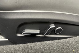 punainen Tesla Model 3 2024 kuva 23.