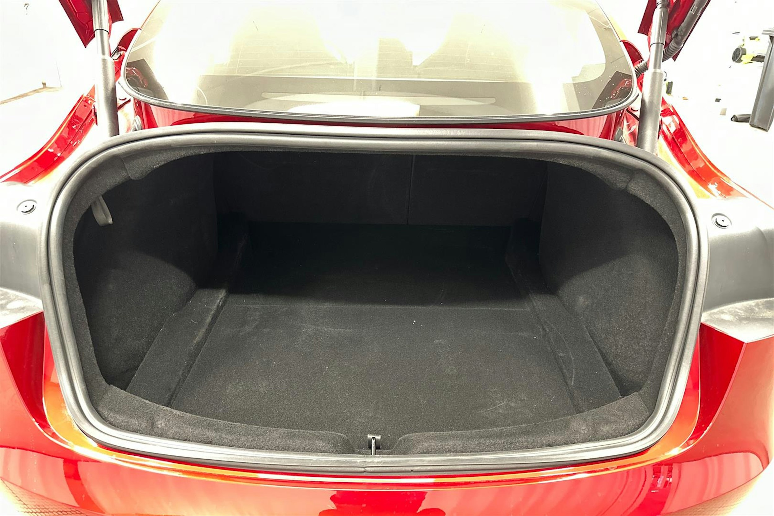 punainen Tesla Model 3 2024 kuva 24.